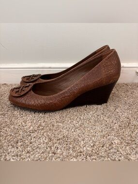 Tory Burch Chelsea Wedge Pump Brown Leather Medallion Logo Closed Toe Size 9